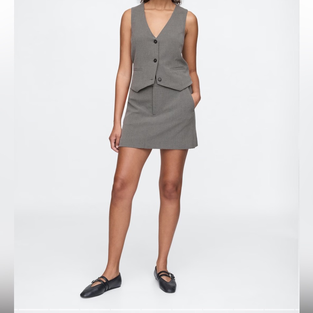 NWT Gap size 12 woven mini skirt in grey. Pockets. Belt loops.